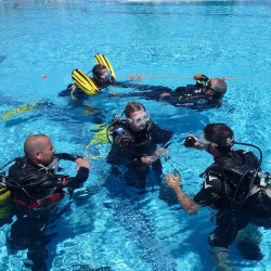 PADI Rescue Diver - En fosse de plongée.